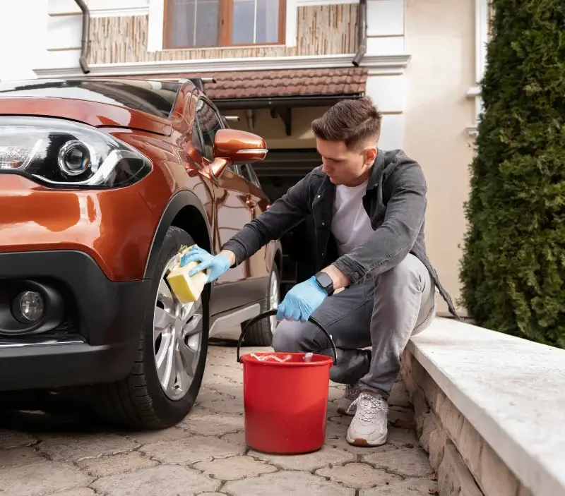 Lavage auto à domicile Saint-Aquilin : professionnel intervenant sur un véhicule